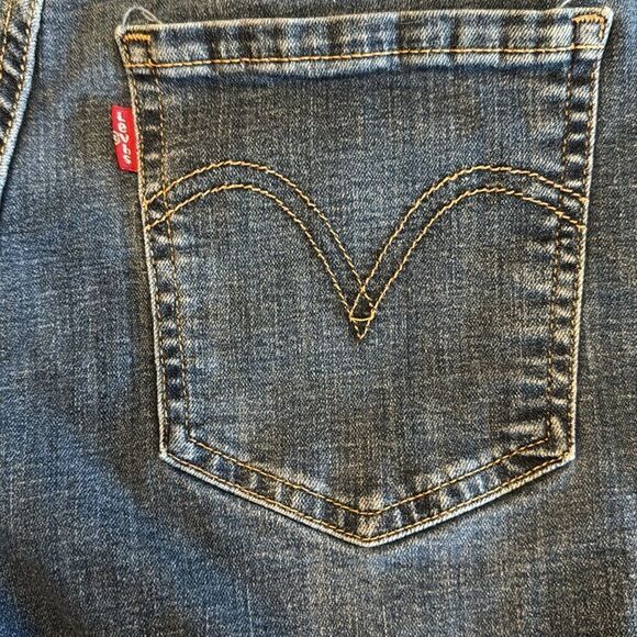 Levi’s Women’s Mid Length Shorts Size 31 Waist - Picture 3 of 8